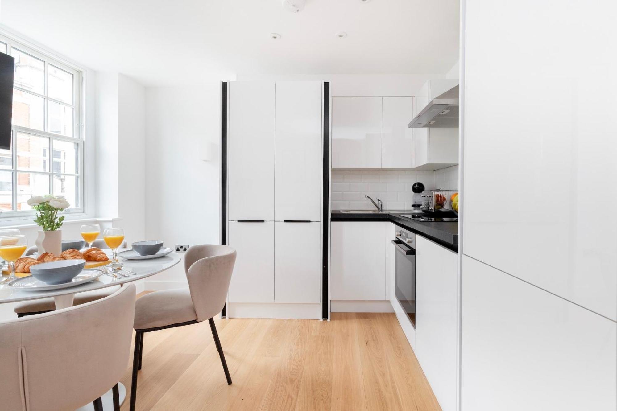 Fitzrovia With Balcony - Cityapartmentstay لندن المظهر الخارجي الصورة